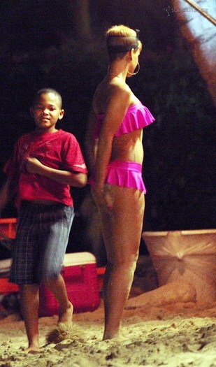 rihanna-friends-barbados-bar-photos-12272009-005-820x1390 - rihanna