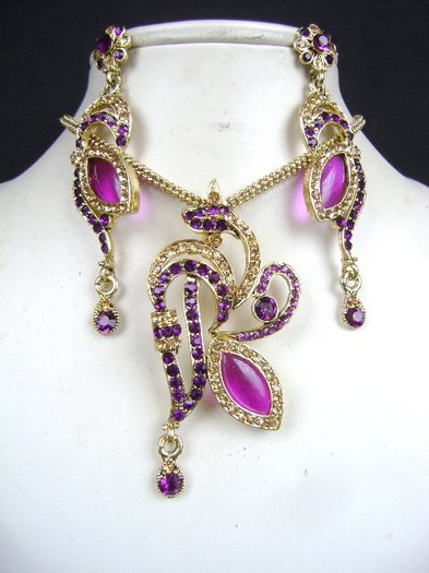 Merge la un saree mov aprins - Indian jewelry