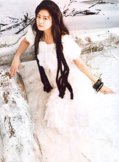 0612011259317061 - Kim Tae Hee - O actrita superba