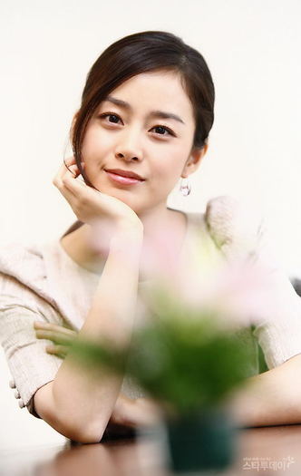 South Korean most beautiful artist Kim Tae Hee (99)