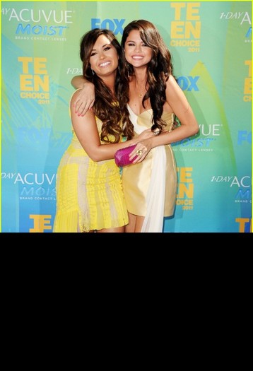 demi-lovato-selena-gomez-teen-choice-04