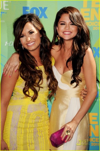 demi-lovato-selena-gomez-teen-choice-06 - Demi Lovato Reunion with Selena Gomez at the Teen Choice Awards