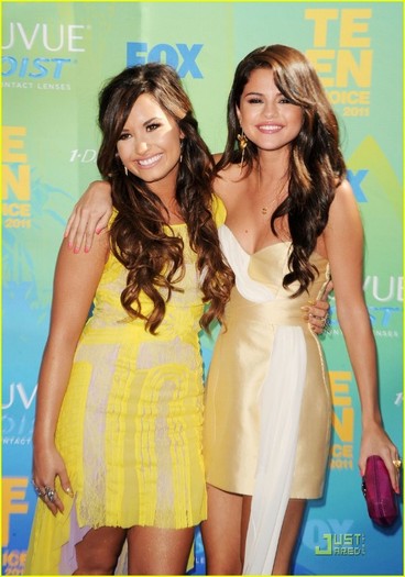 demi-lovato-selena-gomez-teen-choice-07 - Demi Lovato Reunion with Selena Gomez at the Teen Choice Awards