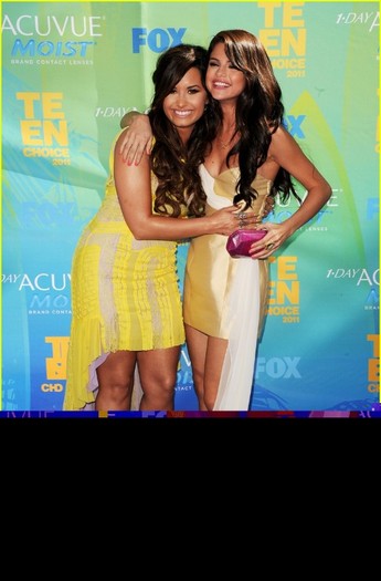 demi-lovato-selena-gomez-teen-choice-09 - Demi Lovato Reunion with Selena Gomez at the Teen Choice Awards