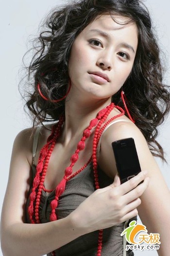 kim tae hee picture - Actrite coreene cu telefoane sau aparate foto