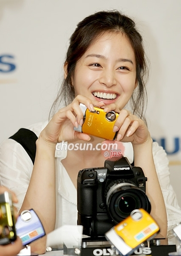 kim-tae-hee-news-0004 - Actrite coreene cu telefoane sau aparate foto
