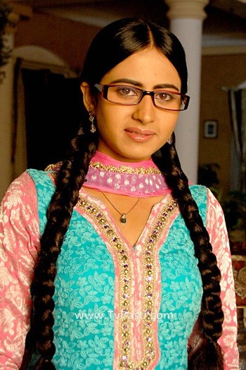 sargun_mehta_geeta_ka_dharmyudh_zee_tv_1