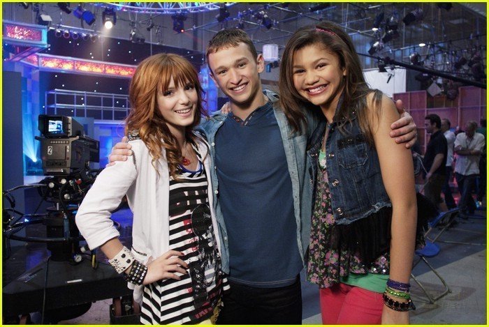 Bella-Zendaya-and-Kent-Boyd-shake-it-up-21727879-700-469; totul pentru dans cichago
