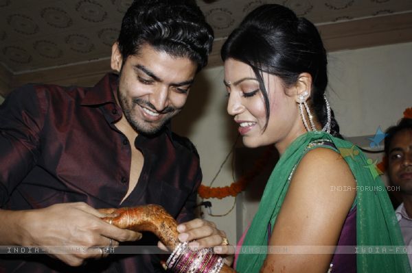 121773-gurmeet-searches-for-his-name-hidden-in-debina-mehendi