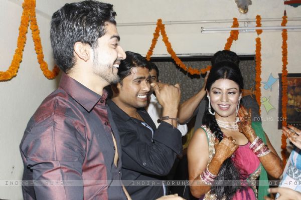 121775-debina-gurmeet-celebrate-their-mehendi-ceremony - Gurmeet Choudhary