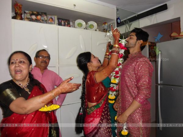 121912-gurmeet-debina-varmala-ceremony