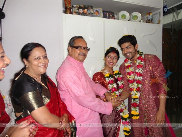 121917-gurmeet-debina-parents-blessed-them-in-their-wedding - Gurmeet Choudhary
