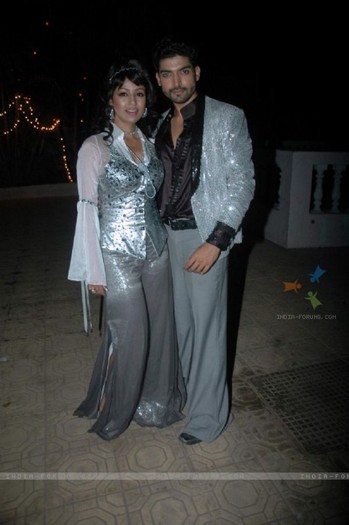 131413-gurmeet-choudhary-with-debina-birthday-bash-at-madh-with-retro