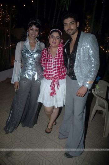 131423-gurmeet-choudhary-with-debina-bday-bash-at-madh-with-retro-them