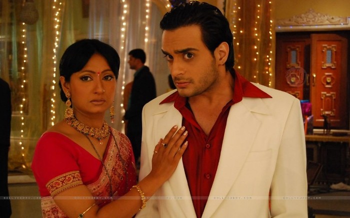33214-choti-maa-trying-to-stop-alekh