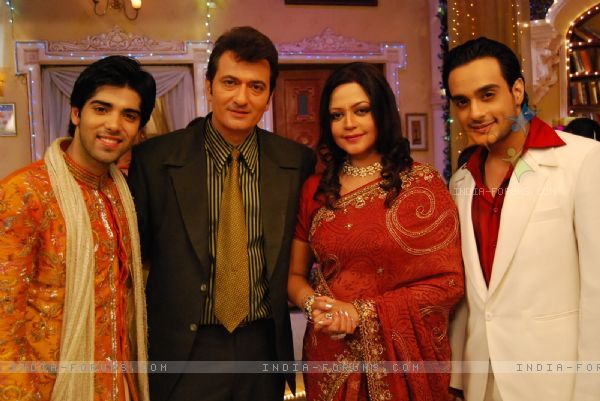 33208-indrajit-and-vasundhara-rajvansh-with-their-sons; Ranveer,Indrajeet,Vasundhara aur Aalekh.
