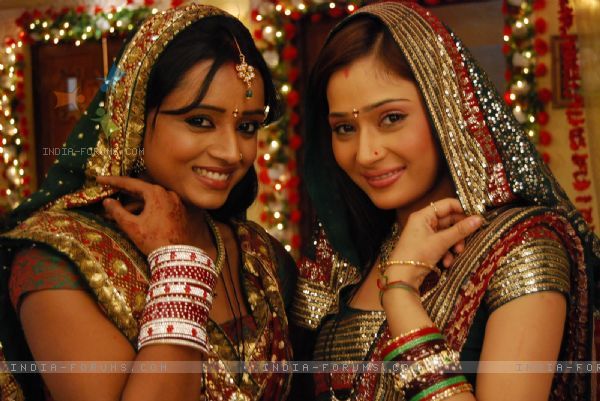 38877-sadhna-and-ragini-looking-gorgeous; Sadhna aur Ragini
