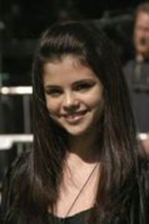 31663739_YJSPCIMJV - 0-Cat credeti ca sunt fana Selena