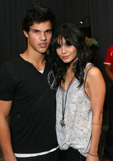 taylor-lautner-vanessa-hudgens-TCA