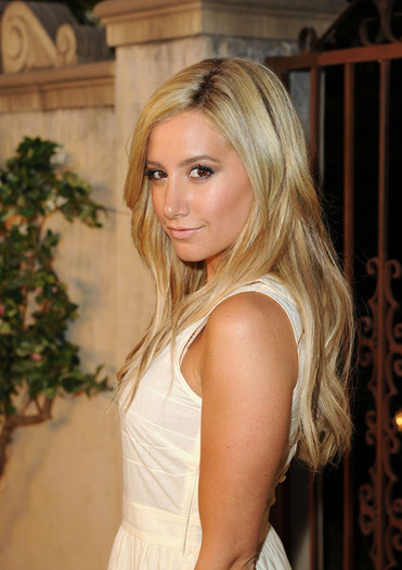 Ashley Tisdale - ASHLEY TISDALE LA MARTEL MUTA RED CARPET