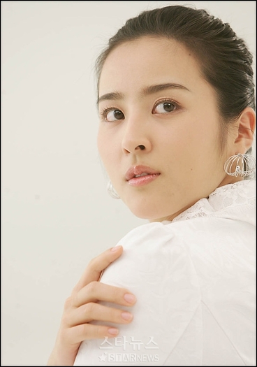 c7d1c7fdc1f8202006dv1 (1) - Han Hye Jin - mooolte poze