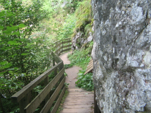 Spre intrarea în Peștera Huda lui Papară.; Peştera Huda lui Papară
