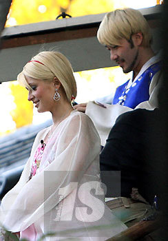 20071108parisite8 - Paris Hilton in hanbok