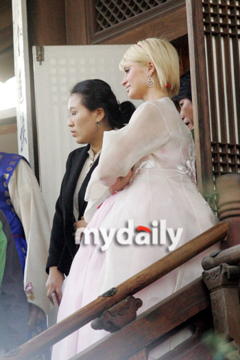 20071108165708.177.0 - Paris Hilton in hanbok