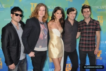 normal_selena-gomez-103