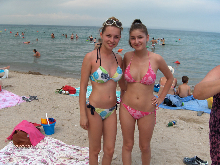 vecine,prietene,colege,botezate in aceiasi zi ,in acelasi cazan,la aceiasi biserica...