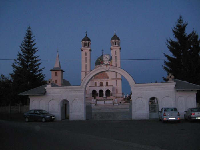 Biserica din Ghelari 017 - 8 LOCURI INCINTATOARE
