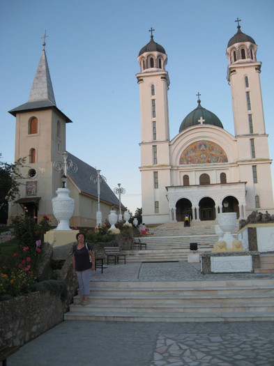 Biserica din Ghelari 001 - 8 LOCURI INCINTATOARE