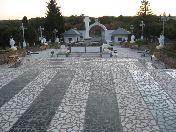 Biserica din Ghelari 009 - 8 LOCURI INCINTATOARE