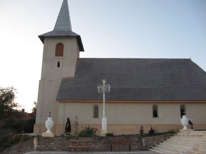 Biserica din Ghelari 012 - 8 LOCURI INCINTATOARE