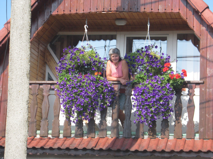 edit cu florile in balcon