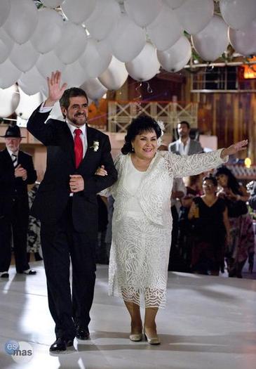 boda-dona-milabros-y-don-napo_32-7c4c1d9a-f097-102e-a8cb-0019b9d5c8df-446x640