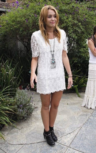 076 - 0-0Arriving At A House Party In Brentwood
