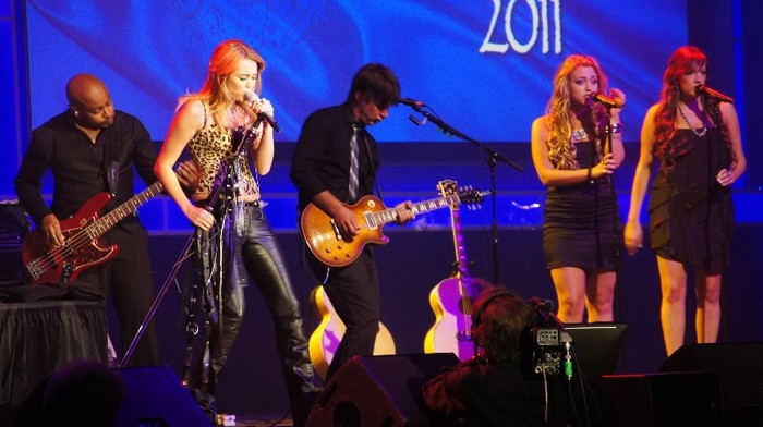 003 - 0-0Starkey Hearing Gala - Performance