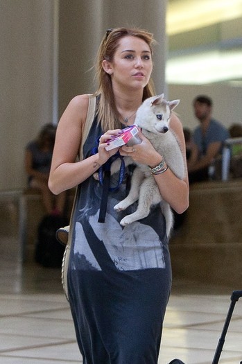 004 - 0-0At LAX Airport With Her New Puppy