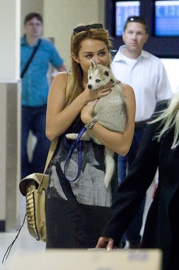 006 - 0-0At LAX Airport With Her New Puppy