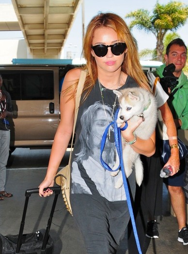 015 - 0-0At LAX Airport With Her New Puppy