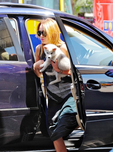 018 - 0-0At LAX Airport With Her New Puppy