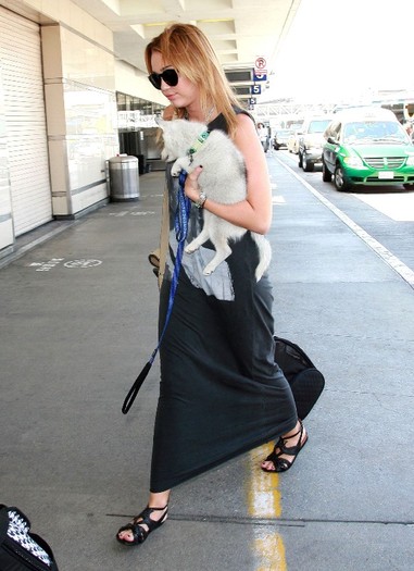 058 - 0-0At LAX Airport With Her New Puppy