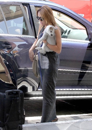 074 - 0-0At LAX Airport With Her New Puppy