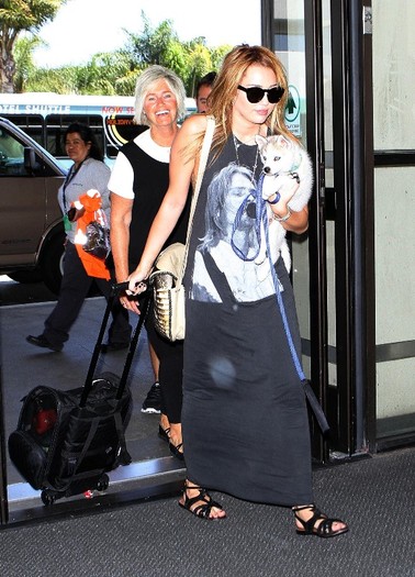 080 - 0-0At LAX Airport With Her New Puppy