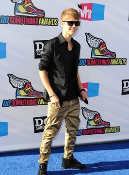  - 2011 ARRIVALS VH1 Do Something Awards August 14th