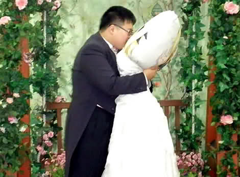 k3ob4i - Un coreean s-a casatorit cu o perna