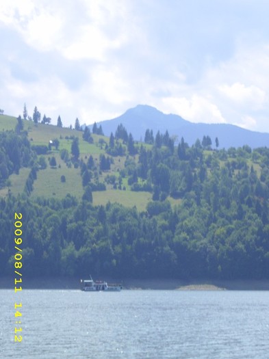 Lacul Izvorul Muntelui si Ceahlaul in departare - Places i ve visited