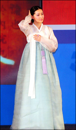 Young Ae Lee - Cele mai frumoase actrite in hanbok I