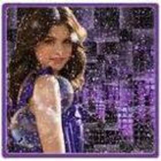 31945517_QINZNXVAR - Selena Gomez